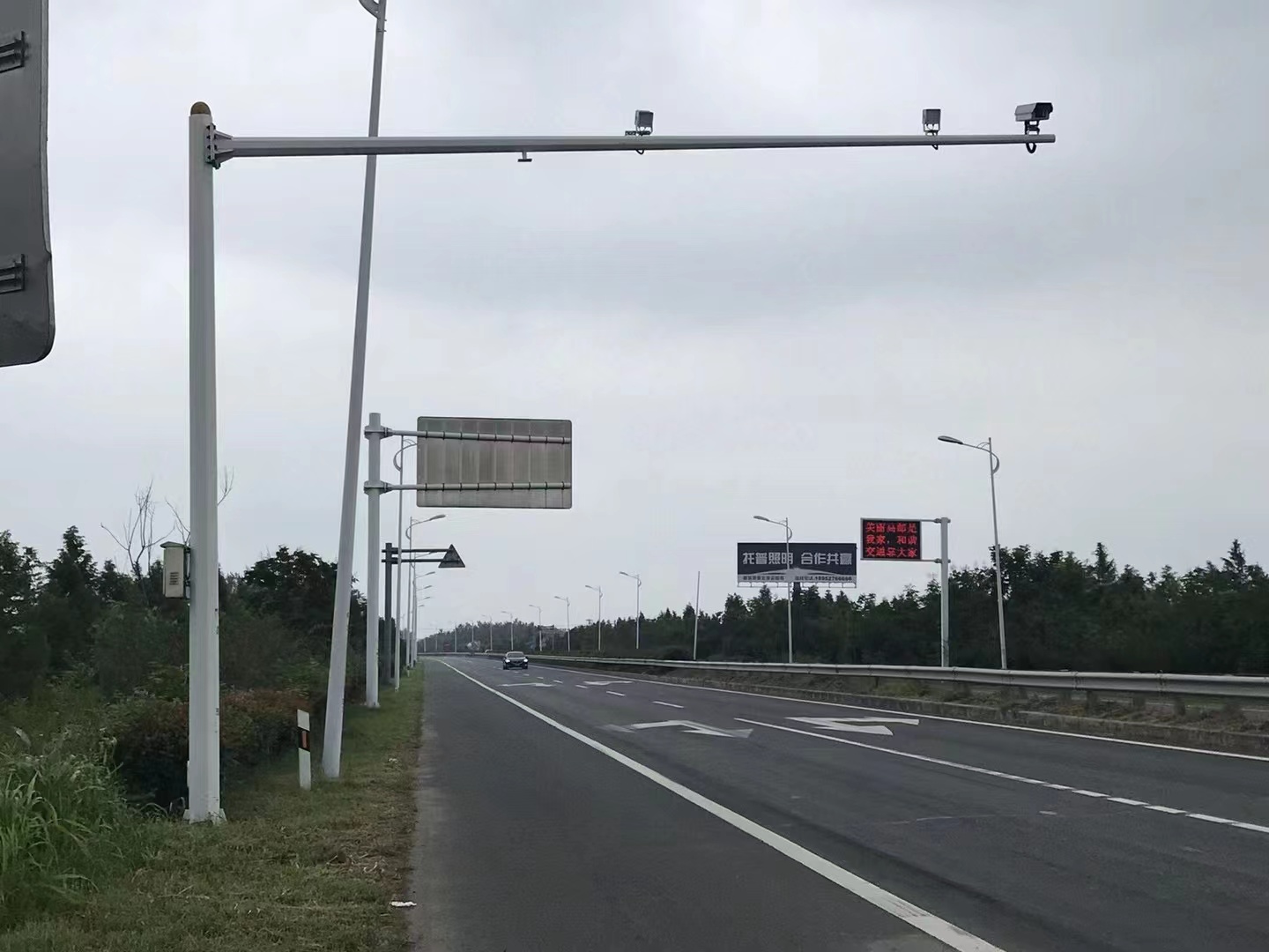 交通監(jiān)控桿